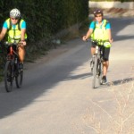 Miembros de la organización dela prueba,  en transporte ecológico, como debe ser.