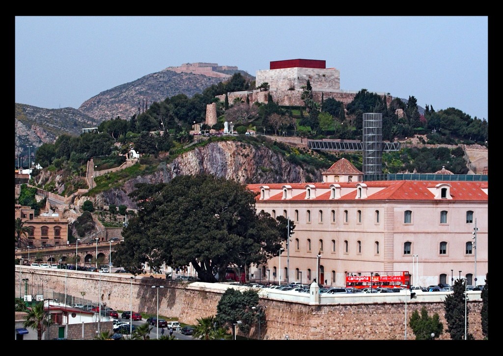 ascensor, bus turístico, pabellón autopsias y castillo